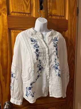 Jennifer Behr White Button-Up Blouse with Blue Floral Embroidery. 100% cotton. M
